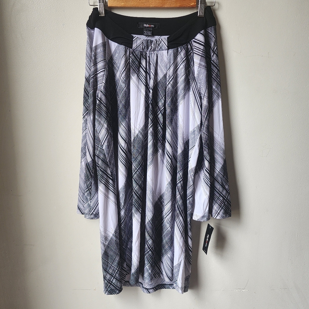 STYLE & CO LADIES SIZE L BLACK AND WHITE TOP THAT CAN BE WORN AS A DRESS.
